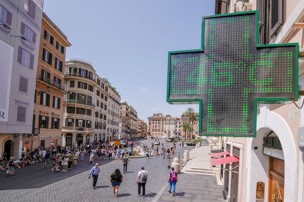 Calor. Un letrero de una farmacia muestra la temperatura exterior de 46 grados centígrados (114,8 F) en el centro de Roma. (AP)