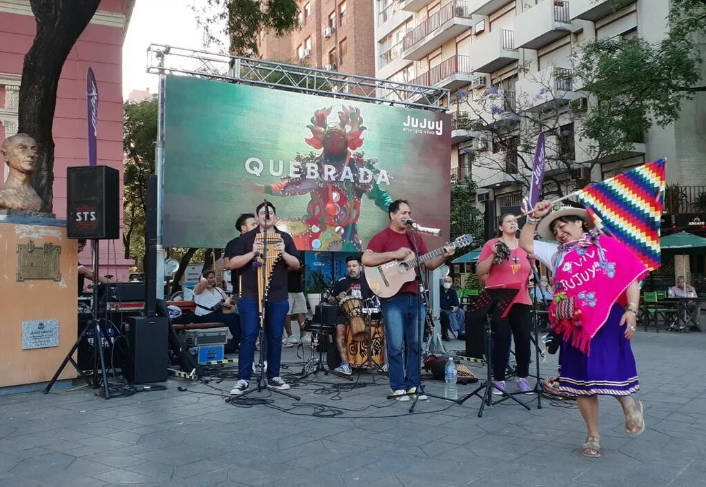 Música folklórica y de proyección a cargo de jóvenes artistas jujeños, anima la acción promocional en el centro de la ciudad de Córdoba.