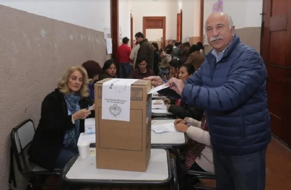 Vota el senador nacional por Jujuy Mario Fiad