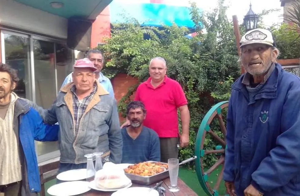 Carnicero solidario ofrece almuerzo y cena a personas en situación de calle en Puerto General San Martín.