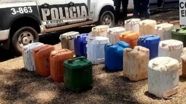 La policía incautó 22 bidones de combustible que eran transportados de forma insegura en El Alcázar