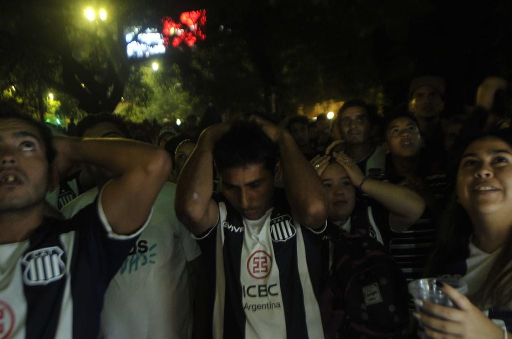 Desazón hinchas de Talleres, tras la final de la Copa Argentina. (Javier Ferreyra)