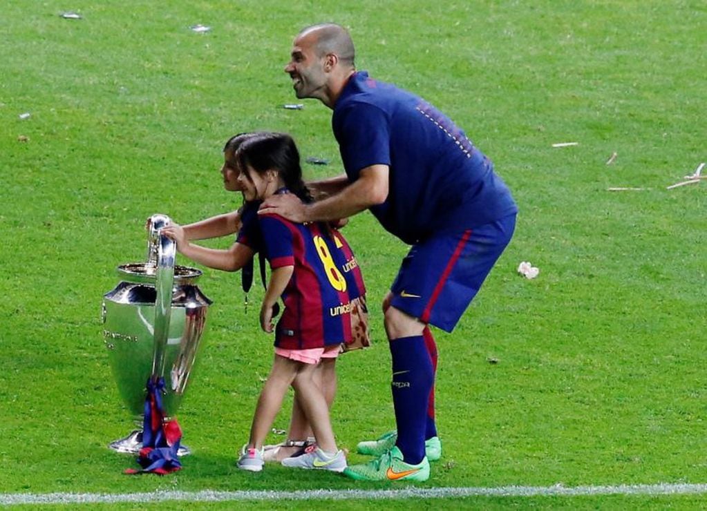 Javier Mascherano celebra con sus hijas la última Champions League que obtuvo con el Barcelona.
Reuters / Fabrizio Bensch
