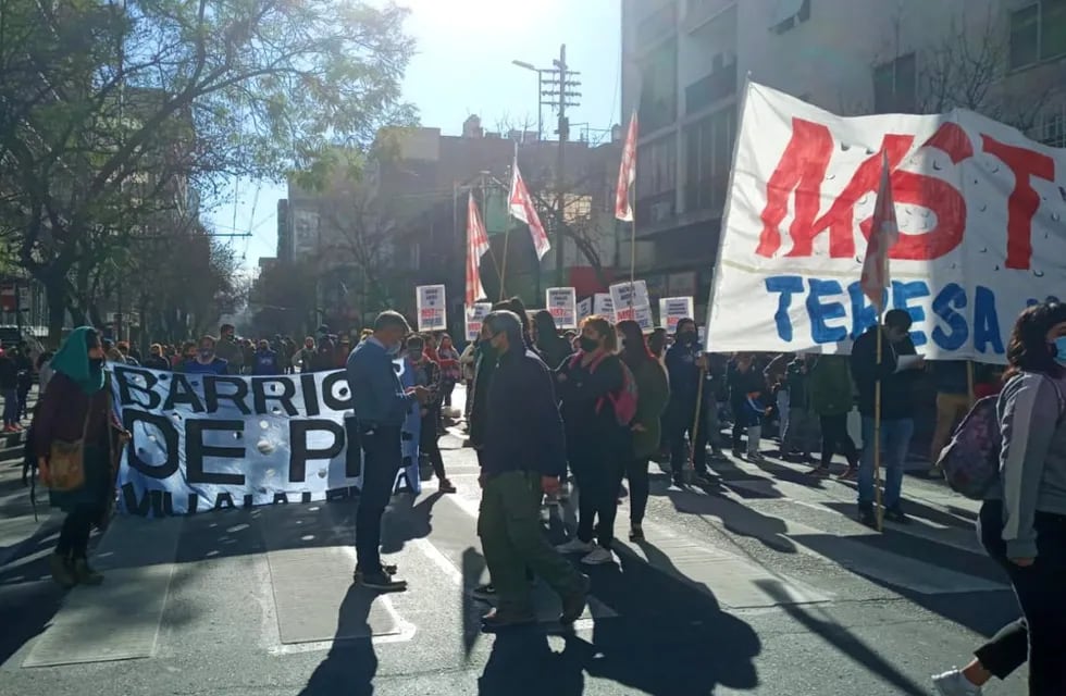 Barrios de Pie  y MST, en una nueva manifestación en Córdoba.