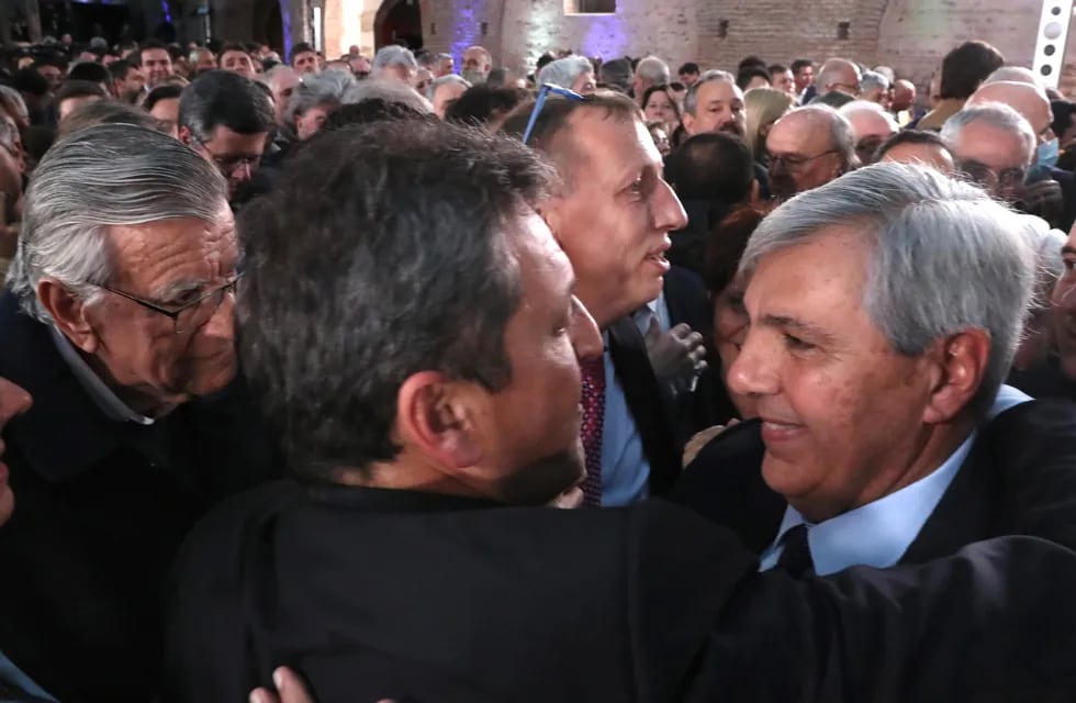 El vicegobernador jujeño Carlos Haquim se estrecha en un abrazo con el flamante ministro de Economía de la Nación, Sergio Massa.