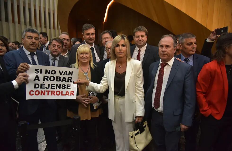 El reclamo de los legisladores de Juntos por el Cambio en la asunción de Martín Llaryora este domingo.