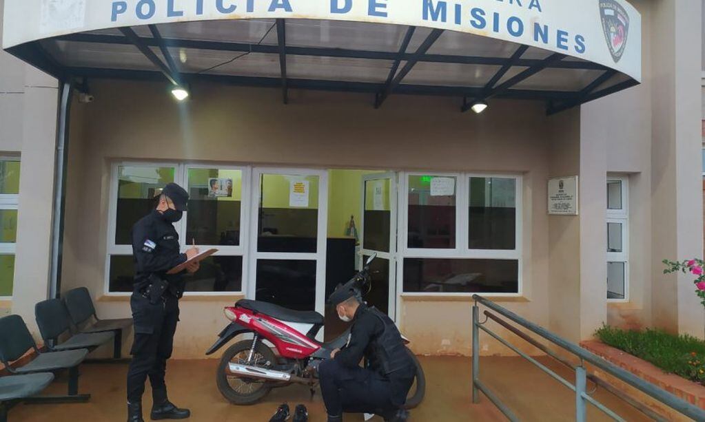 Efectivos policiales recuperaron un motovehículo sustraído en Oberá.