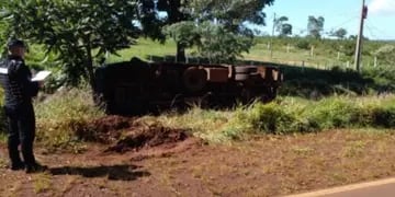 Campo Ramón: camión que había sido robado volcó sobre la Ruta