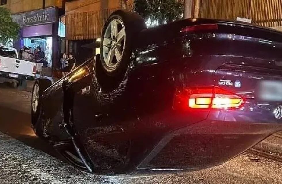 Conductora alcoholizada chocó y volcó su auto en pleno centro de Oberá.