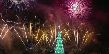  El árbol de Navidad flotante de Río de Janeiro, acompañado de un espectáculo pirotécnico.