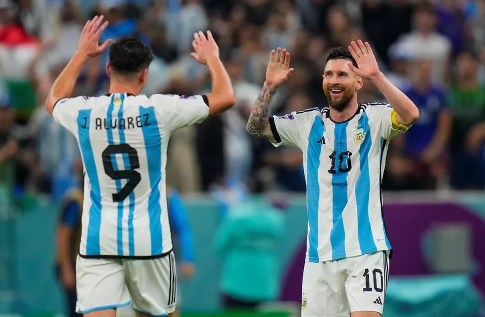 Julián Álvarez y Lionel Messi formaron una gran dupla de ataque en la Copa del Mundo, (AP)