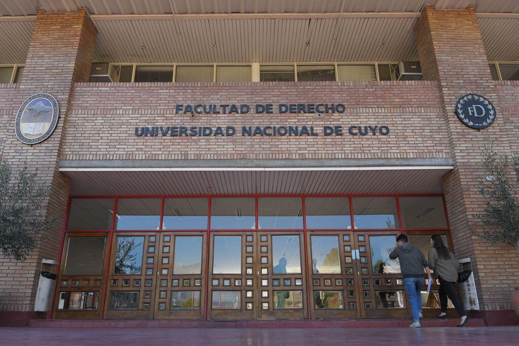 Estudiantes de la Facultad de Derecho reclaman que se elimine el plazo de egreso para quienes transiten su trayectoria académica con el plan de estudios 84/90.


Foto: Orlando Pelichotti / Los Andes 