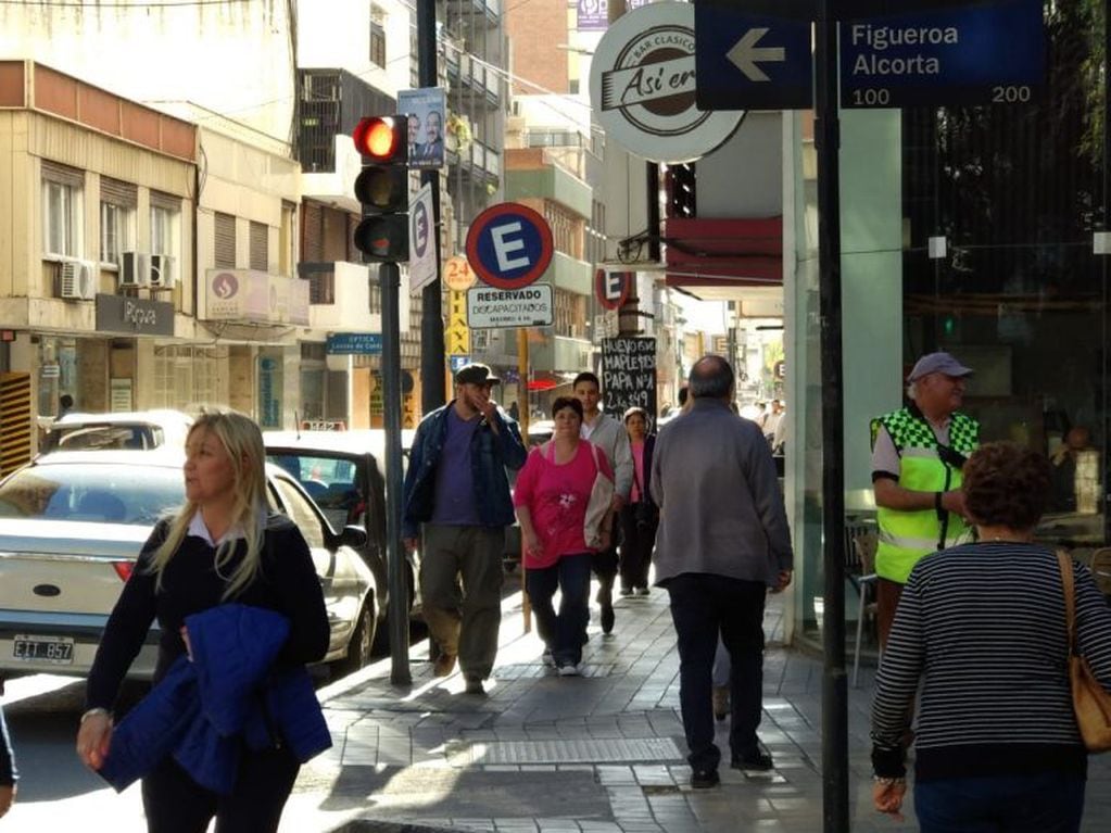 Los vehículos municipales mal estacionados en el centro de Córdoba. (Fotos Paola Pignata)