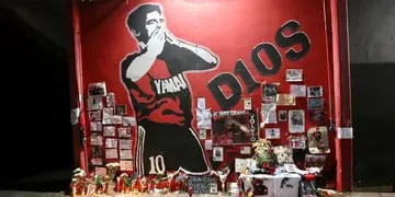 Mural de Maradona en el Coloso Marcelo Bielsa