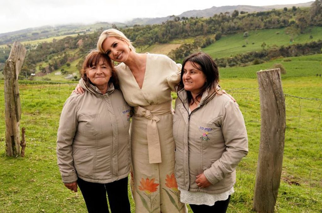 Ivanka Trump en Usme, Colombia, posando con Alicia Epinosa y su hija Alicia Pulido, las propietarias de una plantación de frutillas que la asesora presidencial norteamericana visitó este miércoles.  REUTERS/Kevin Lamarque