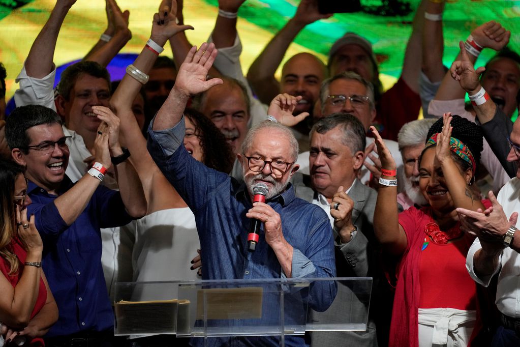 Lula da Silva celebra la victoria desde su búnker en San Pablo. (AP)