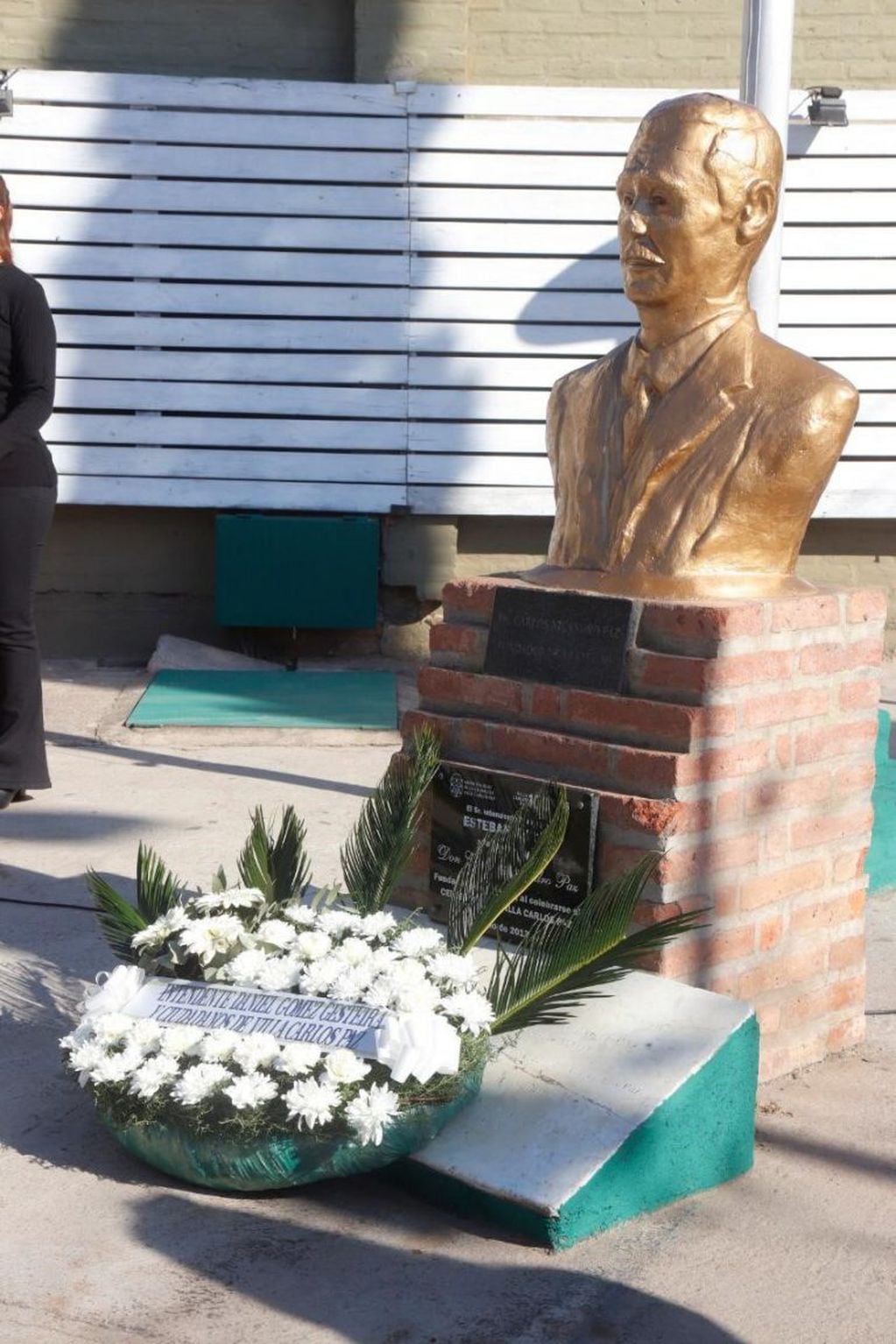 Homenaje al pie del busto del fundador. (Foto: prensa municipal).