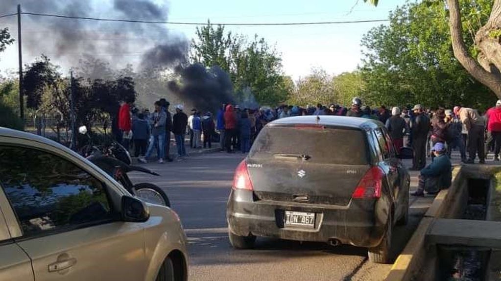 Vecinos de Tupungato prenden fuego frente a la Comisaría en pedido de justicia. (Gentileza)