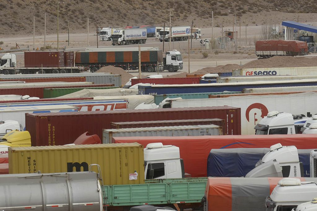 Unos 400 camiones han quedado varados en Uspallata, Punta de Vacas y Las Cuevas esperando a poder pasar. Cruzan apenas entre 5 y 10 camiones por hora. Foto: Marcelo Rolland / Los Andes