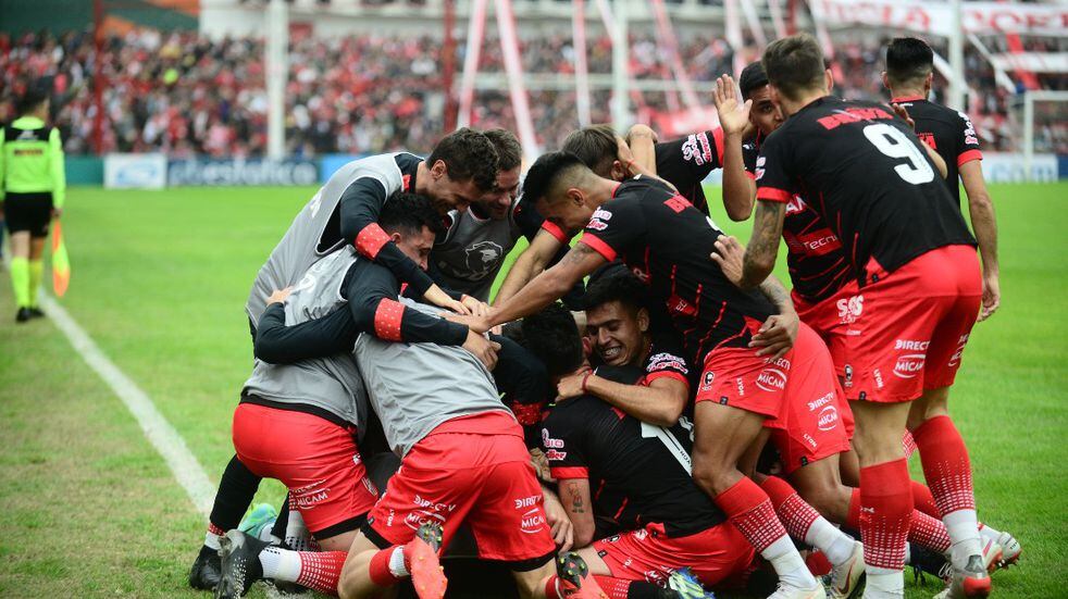Instituto festejó en casa ante Chacarita, al que derrotó 2-0 en un partido clave en la pelea por los puestos de arriba. (José Hernández/La Voz)