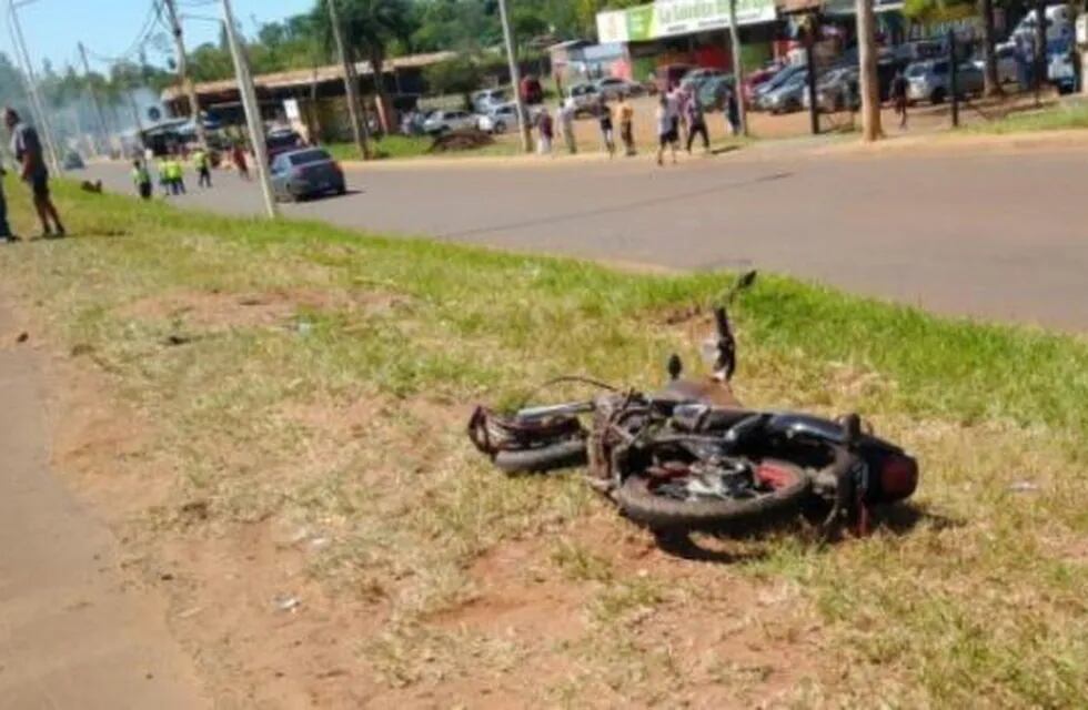 Garupá fue escenario del choque entre una moto, cuyo conductor murió, y una camioneta manejada por un menor. (Policía)
