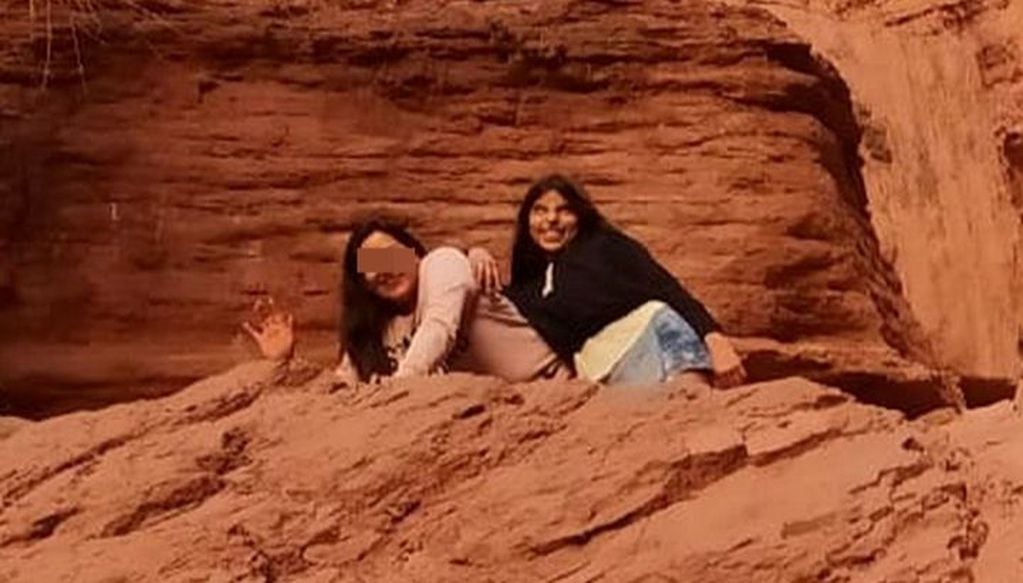 Dos jóvenes se tomaron una foto en Salta que se volvió viral por la preocupación que causó: salió reflejado un demonio