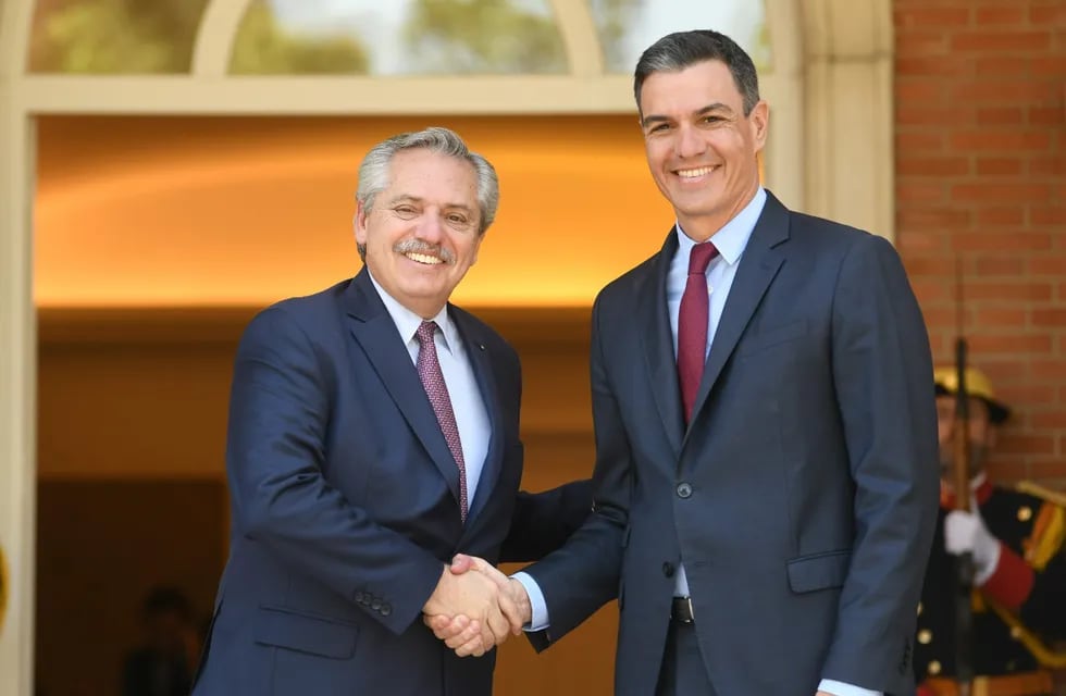 Alberto Fernández en España y junto con el presidente Pedro Sánchez.