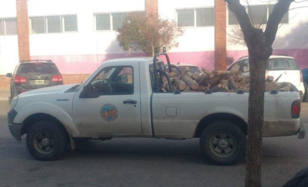 En dos días, la Municipalidad consiguió 1.500 kilos de madera seca que fueron transformados en leña.