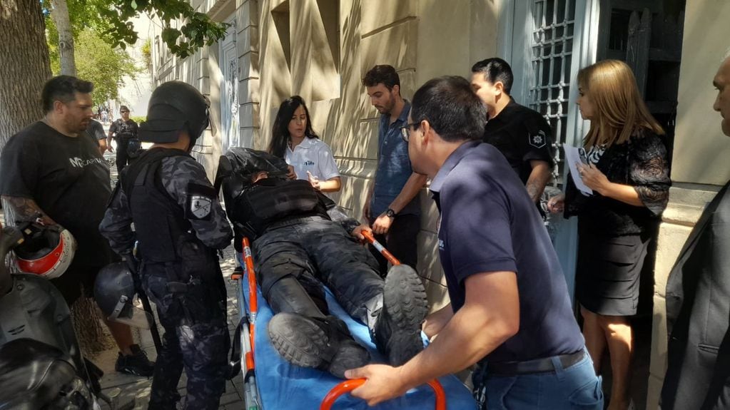 Un policía fue trasladado para recibir asistencia médica luego de la protesta.