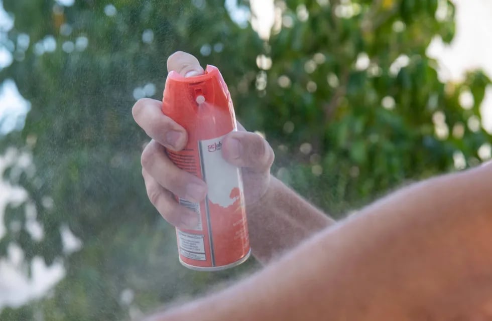 El repelente de mosquitos es fundamental para reducir el riesgo de infección.