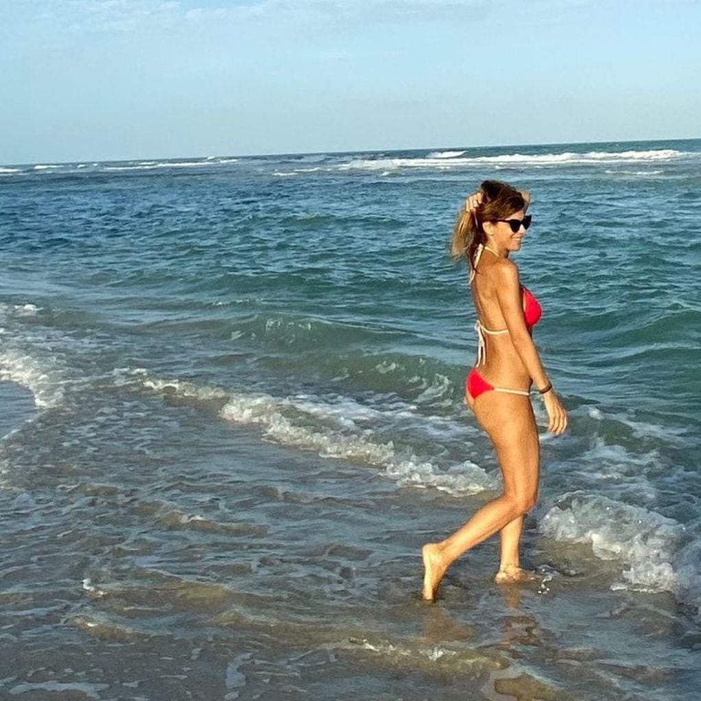 Flavia Palmiero en la playa (Instagram)