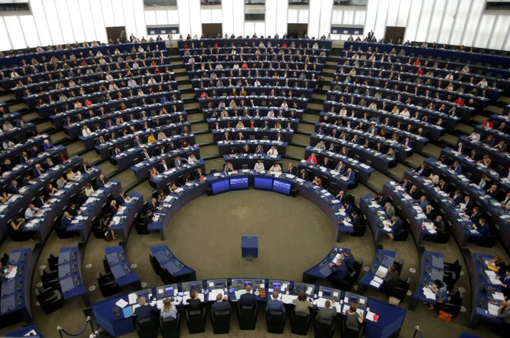 Los miembros del Parlamento Europeo participan en una sesión de votación sobre el nombramiento de Christine Lagarde (ausente en la foto) como próxima presidenta del Banco Central Europeo, BCE, en el Parlamento Europeo en Estrasburgo, Francia, el 17 de septiembre de 2019. REUTERS / Vincent Kessler