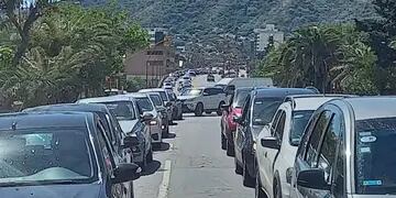 El tránsito en Villa Carlos Paz, colapsado. (La Voz)