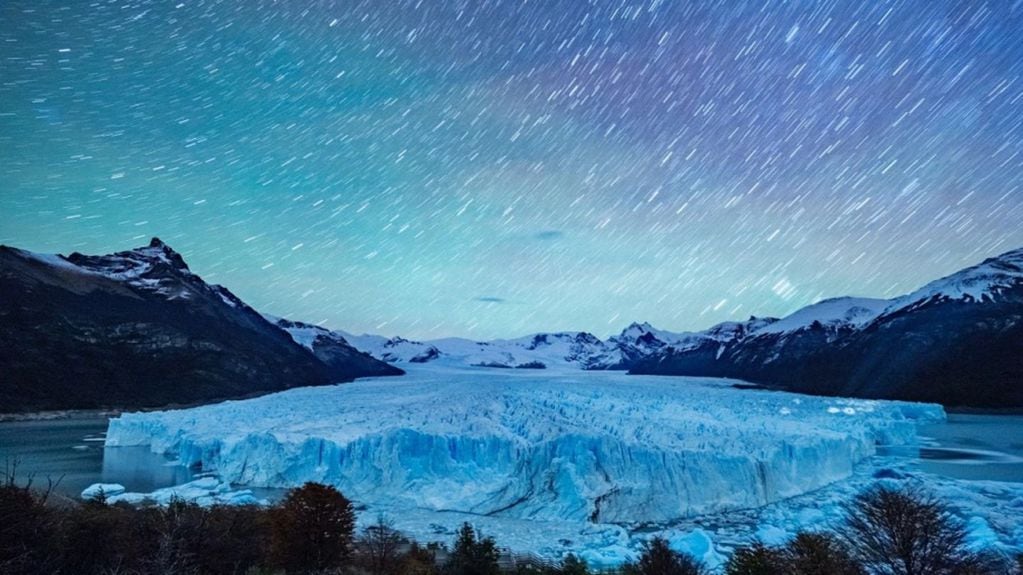 A la derecha y sobre el glaciar Perito Moreno, las luces inexplicables que se encendieron en medio de la noche.