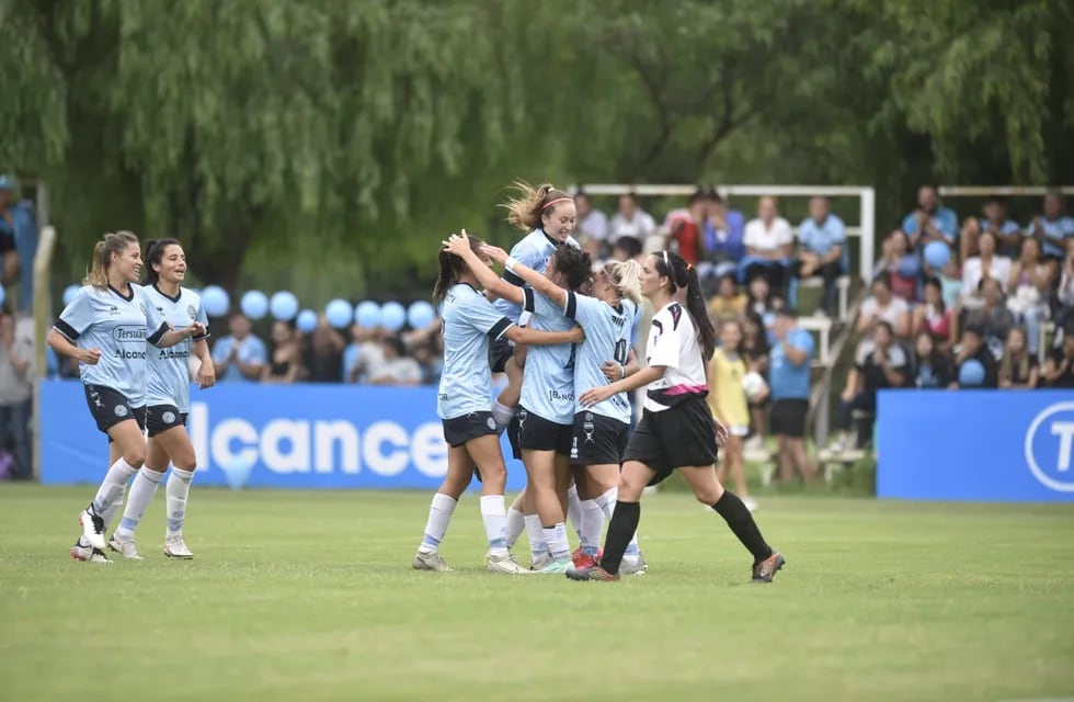 Belgrano femenino empezó el campeonato de la Primera B y gana con comodidad. (Ramiro Pereyra / La Voz)