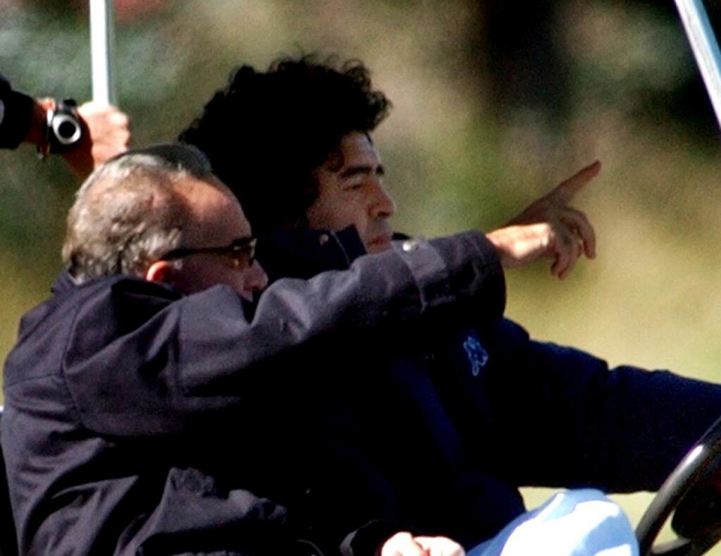 En Cuba, el Dr. Cahe junto a Maradona. / Gentileza.