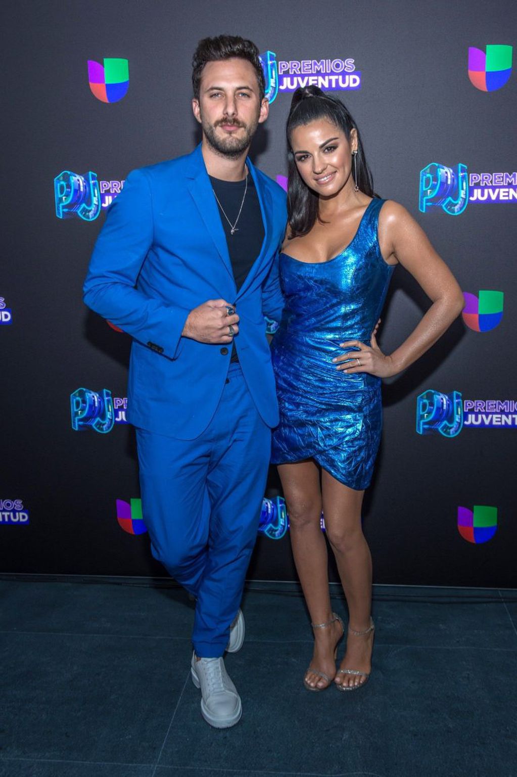 Sebastián Zurita y Maite Perroni eligieron el azul para la ceremonia de premiación en Miami. EFE/ Giorgio Viera