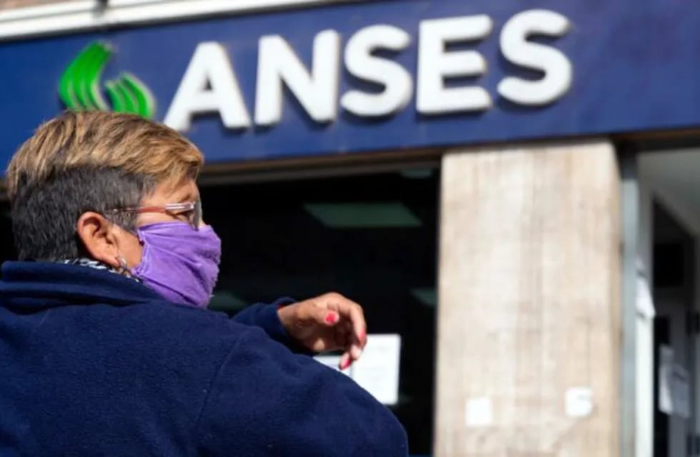 Jubilada frente al edificio del ANSES