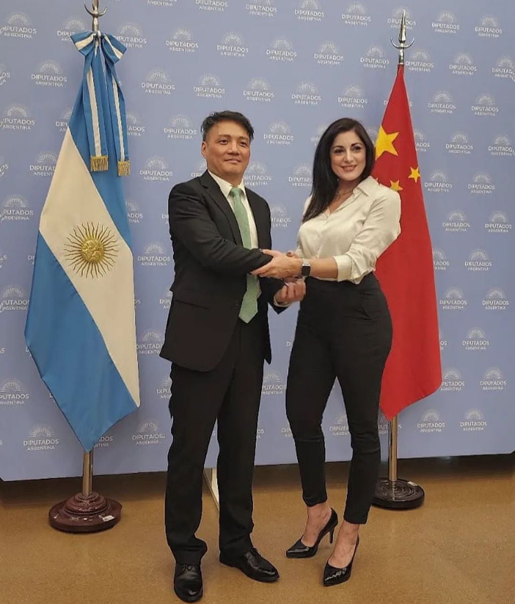 Juliana Santillán junto al representante comercial de la embajada de China.