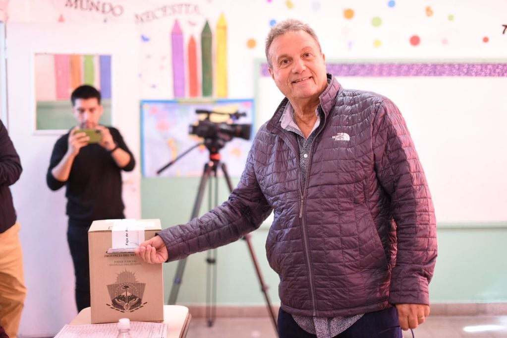 Carlos Eguía, el candidato de Javier Milei en Neuquén ya votó.