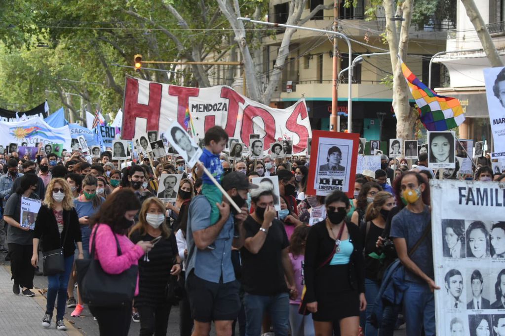 Masiva convocatoria tuvo la marcha en conmemoración del Día de la Memoria en Mendoza. Mariana Villa / Los Andes