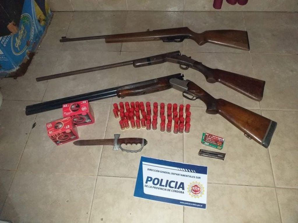 Armas secuestradas tras un allanamiento en una morada ubicada en camino rural, en Golpe de Agua.