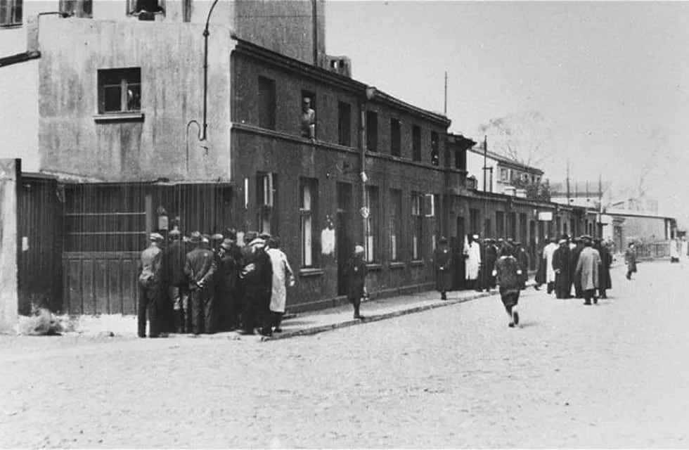 Escena callejera en el gueto de Lodz (1941-1944).