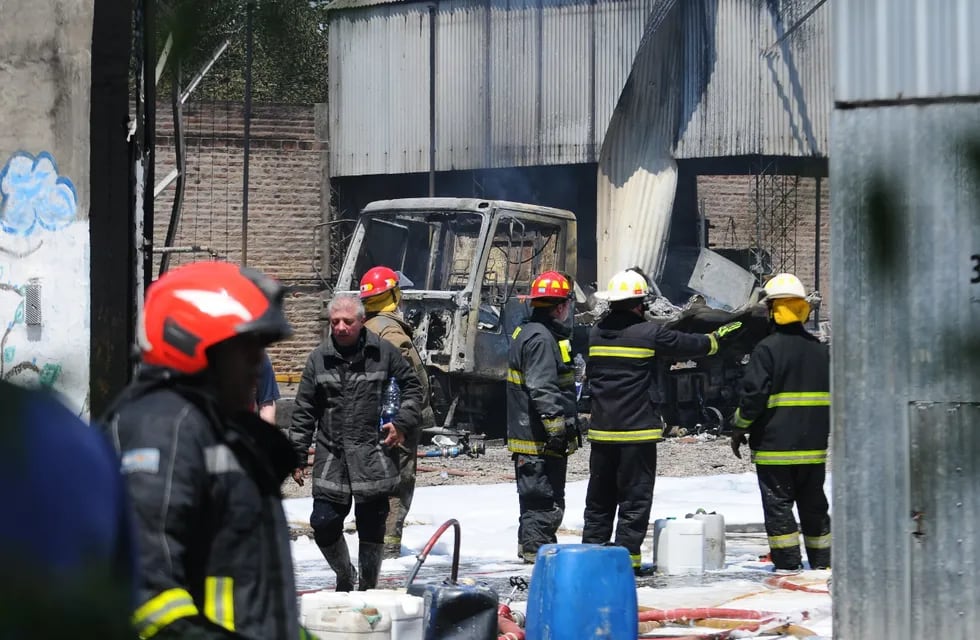 Voraz incendio en fábrica de solventes en Valentín Alsina, partido bonaerense de Lanús.
