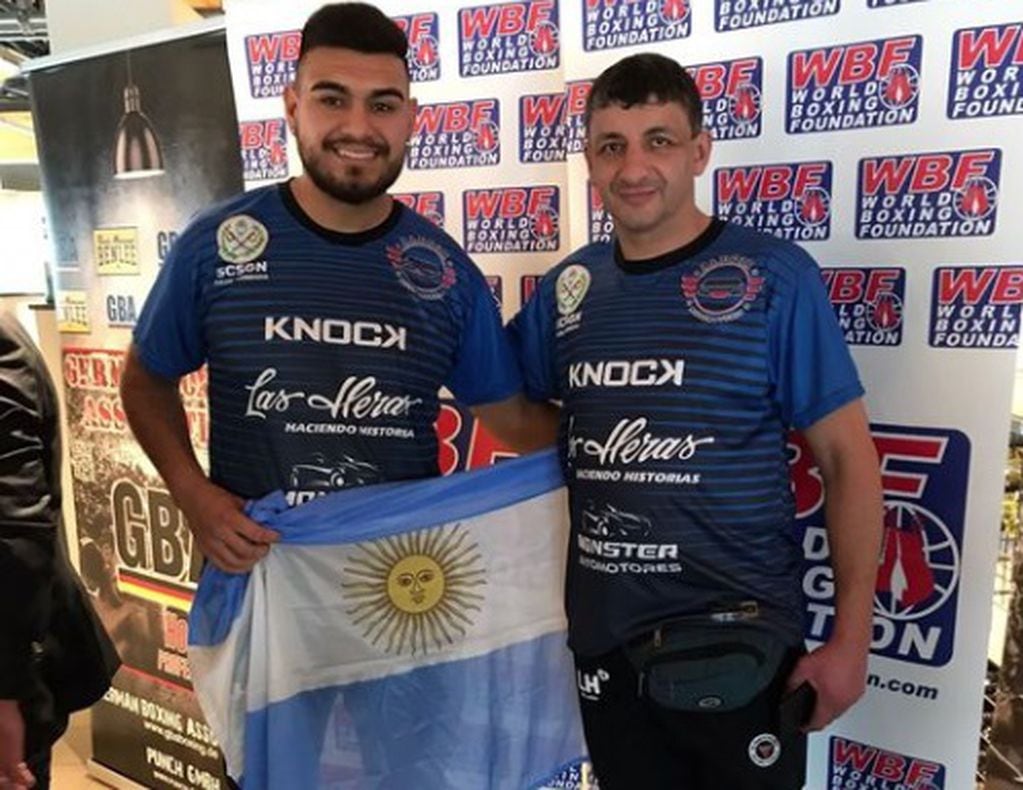 Jorge Juniors Arias, junto a su padre y entrenador, Jorge Arias con la bandera Argentina que flameó en el ring de Alemania.