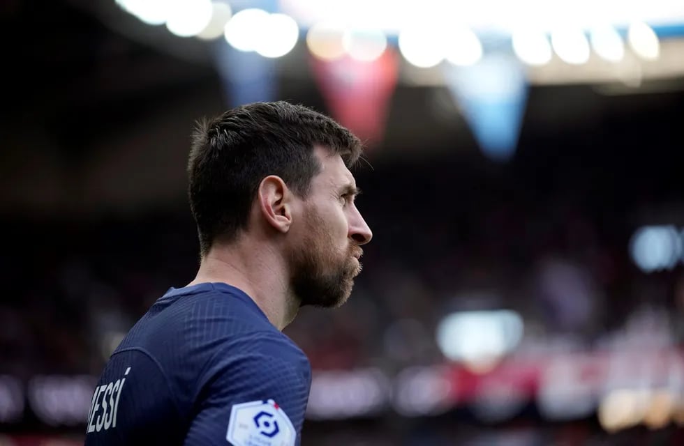 Lionel Messi y un momento de incertidumbre en el París Saint-Germain de Francia. (AP)