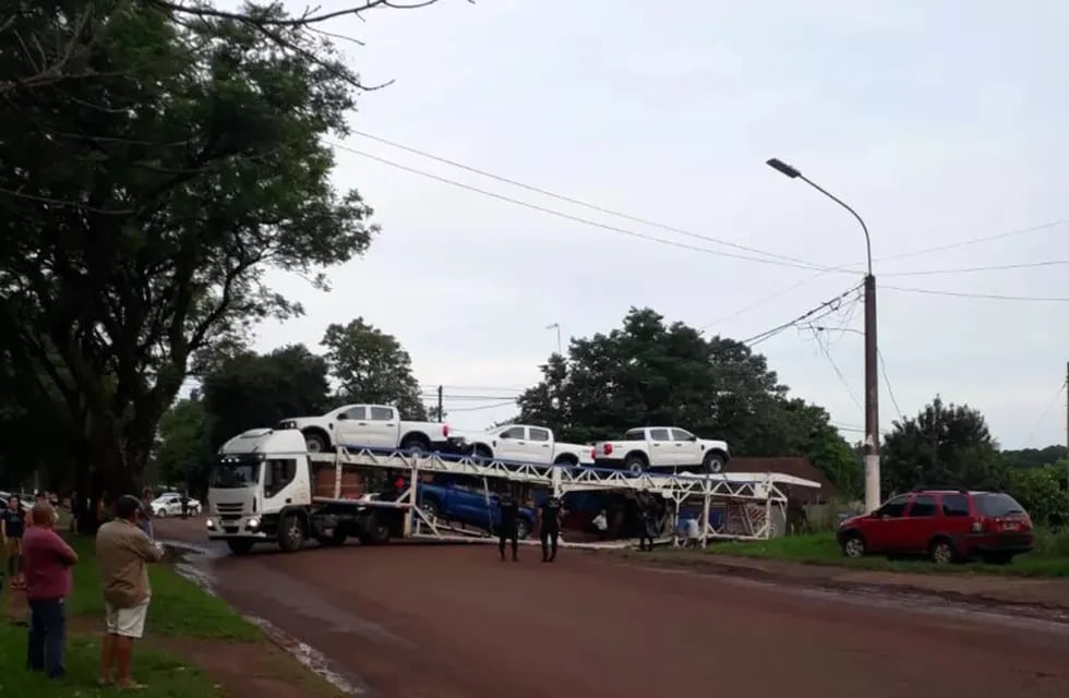 Insólito: camión quedó colgado en la intersección de una avenida en Eldorado.