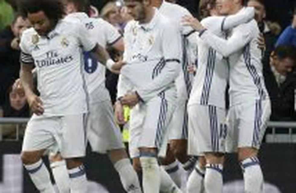 GRA263. MADRID, 04/01/2017.- El delantero colombiano del Real Madrid, James Rodríguez (d), recibe la felicitación de sus compau00f1eros tras marcar el primer gol ante el Sevilla en el partido de ida de octavos de final de la Copa del Rey que se juega hoy en e