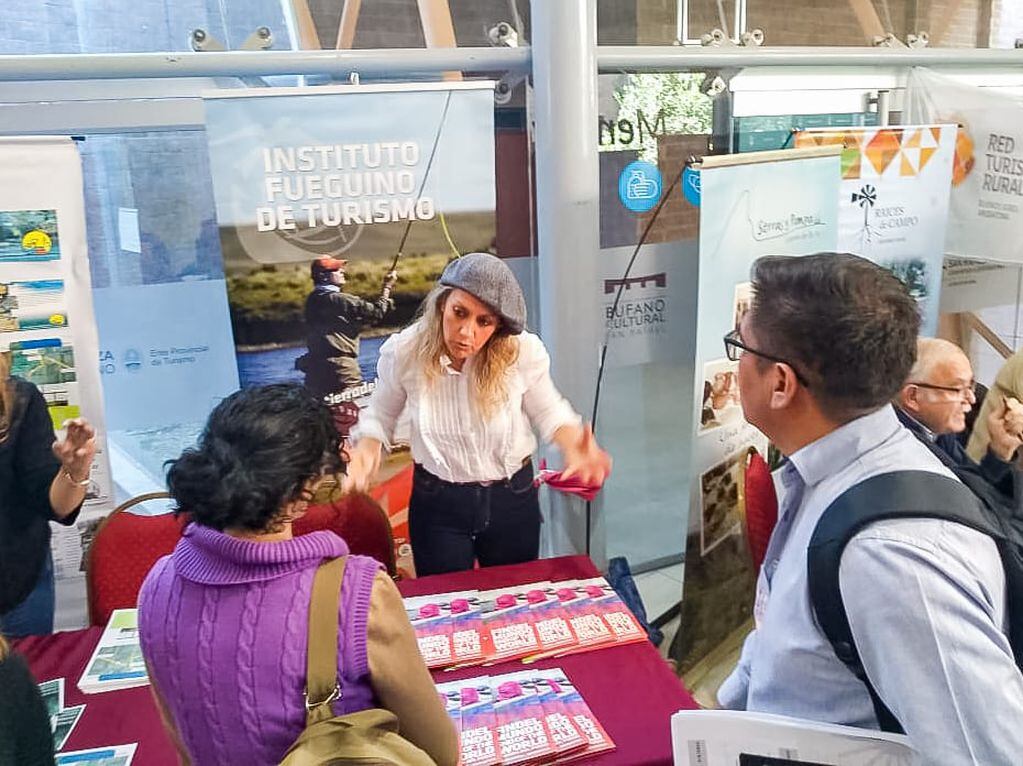 Tierra del Fuego participó del “VI Encuentro Nacional de Turismo Rural” con un puesto de promoción turística. Brindaron folletos e información.