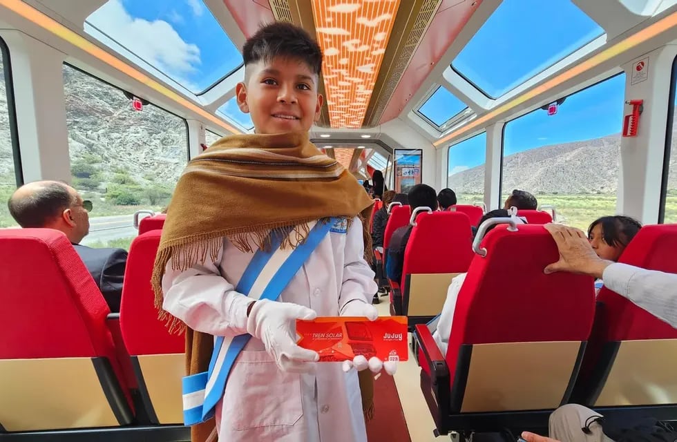 Este jueves se llevó a cabo el viaje inaugural del primer tren turístico solar de Latinoamérica, que recorrerá un imponente circuito turístico en la Quebrada de Humahuaca, en la provincia de Jujuy.